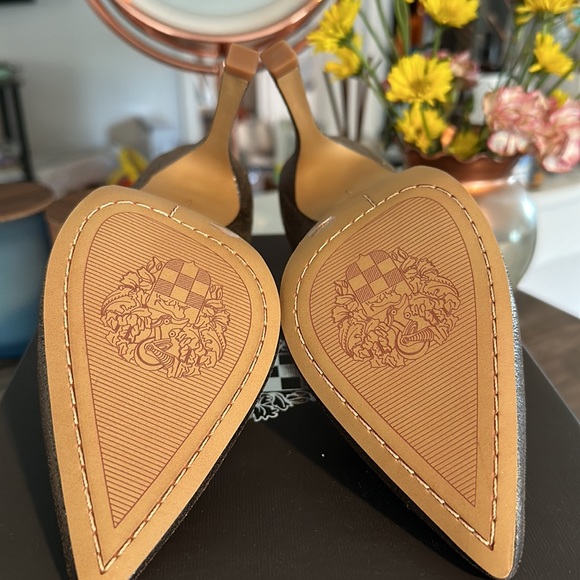 BRAND NEW Vince Camuto Avaden Pumps dark silver - Picture 5 of 7